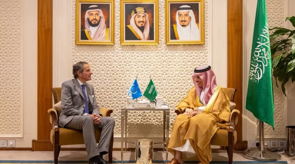وزير الخارجية السعودي الأمير فيصل بن فرحان مستقبلاً مدير وكالة الطاقة الذرية رافائيل غروسي في الرياض (واس)