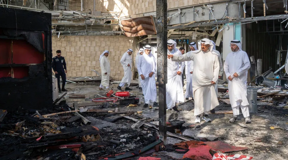 رئيس الوزراء الكويتي الشيخ أحمد العبدالله الصباح (الثاني يميناً) لدى تفقده المطار المتضرر بعد الهجوم الإيراني أمس (كونا)
