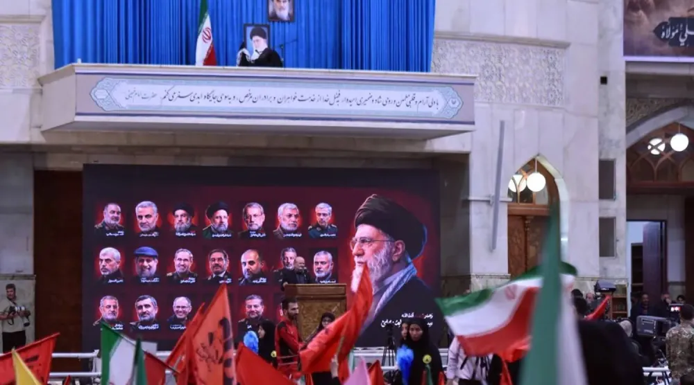 Tahran’ın güneyinde, Humeyni’nin vefatının anısına düzenlenen törenin yapıldığı yerde, eski Dini Lider Ali Hamaney’in fotoğrafının konulduğu bir sandalye... Hamaney, ABD-İsrail saldırılarında öldürülmeden önce her yıl bu törende geleneksel konuşmasını yapardı. (Jamaran)