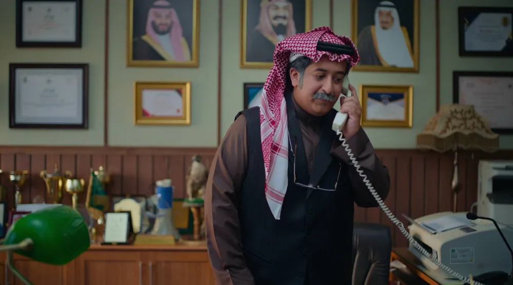 فهد المطيري في دور المدير شاهين في فيلم «فخر السويدي» (الشركة المنتجة)