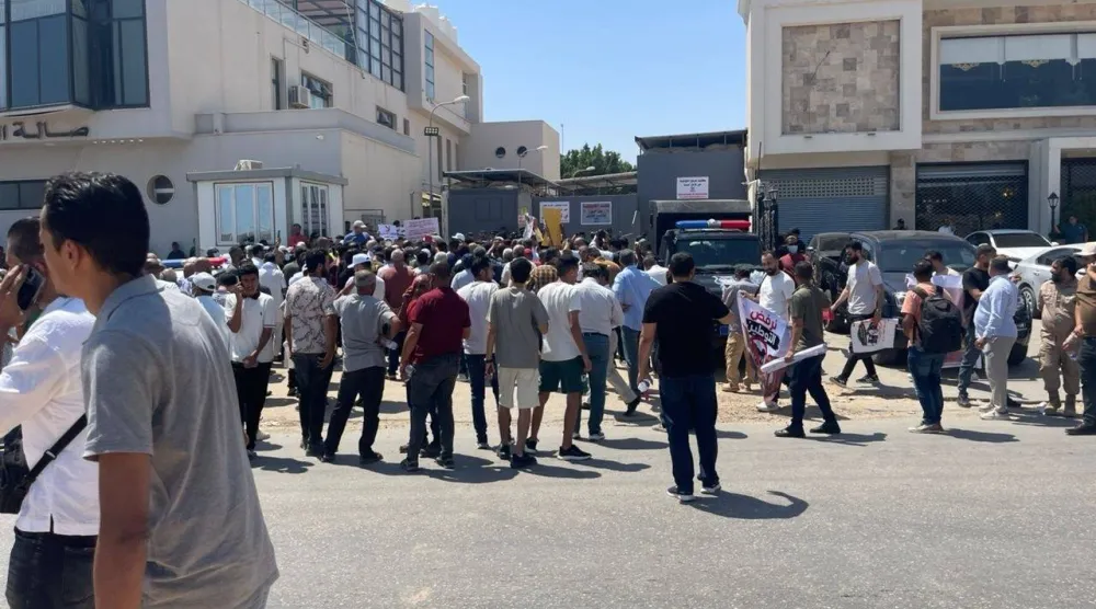 من احتجاجات الليبيين أمام مقر مفوضية اللاجئين في طرابلس (المجلس الاجتماعي بالسراج)