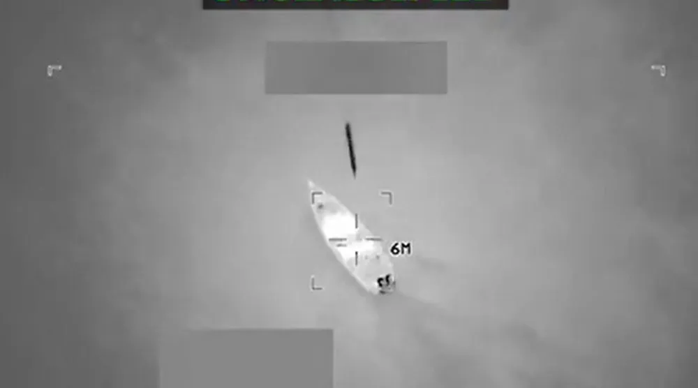 لقطة من مقطع فيديو نشره وزير الدفاع الأميركي بيت هيغسيث على حسابه على منصة «إكس» في 24 أكتوبر 2025 قال إنه خلال شن الجيش الأميركي ضربة على سفينة تديرها عصابة تهريب مخدرات في البحر الكاريبي في 23 أكتوبر 2025 (أ.ف.ب)