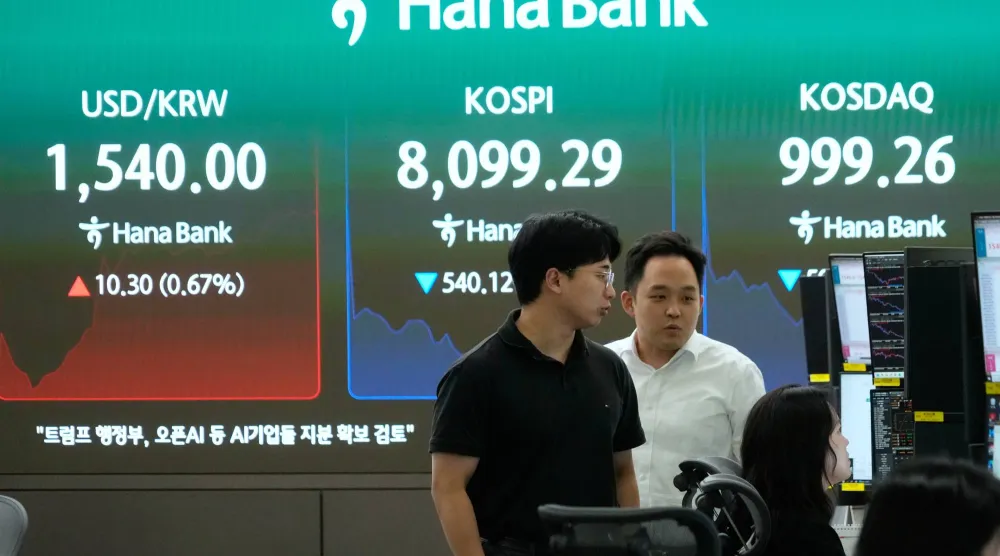 متداولون يراقبون مؤشر «كوسبي» وسعر صرف الدولار مقابل الوون داخل قاعة تداول العملات الأجنبية في بنك هانا (أ.ب)