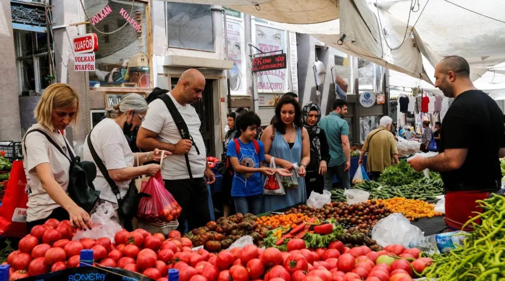 إحدى الأسواق الشعبية في إسطنبول (رويترز)