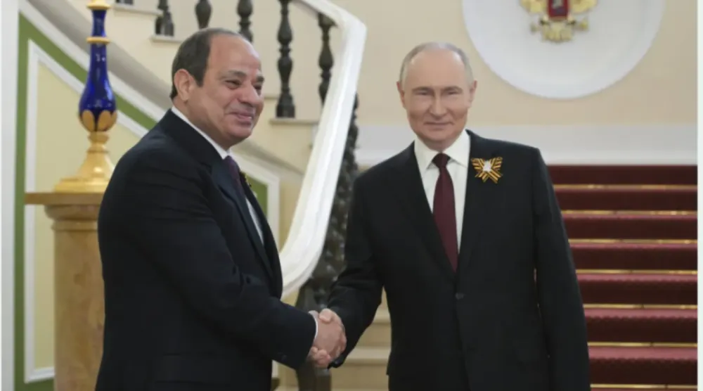 الرئيس الروسي فلاديمير بوتين يصافح نظيره المصري خلال لقائهما بموسكو في مايو (أيار) 2025 (أ.ب)