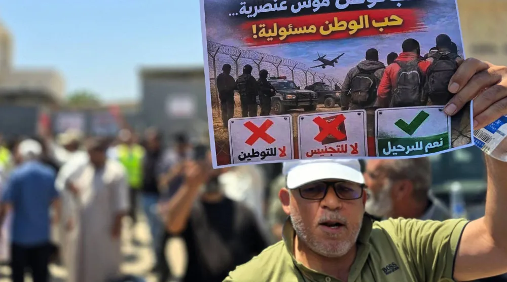 جانب من المظاهرات أمام مقر «مفوضية اللاجئين» بحي السراج بالعاصمة (أ.ف.ب)