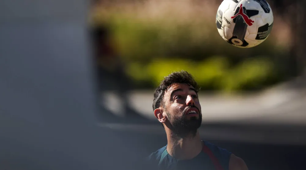البرتغالي برونو فرنانديز لاعب مان يونايتد مرشح لجائزة أفضل لاعب بإنجلترا (إ.ب.أ)
