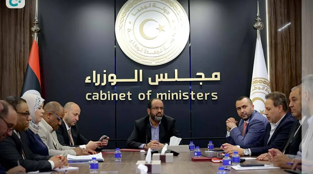 الزادمة خلال اجتماعه مع وزراء ومسؤولين بحكومة «الوحدة» لبحث أزمات الجنوب (منصة «حكومتنا»)