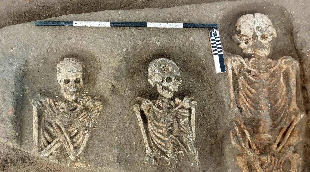 جانب من البقايا البشرية التي توضِّح الدفنات بالموقع (وزارة السياحة والآثار)