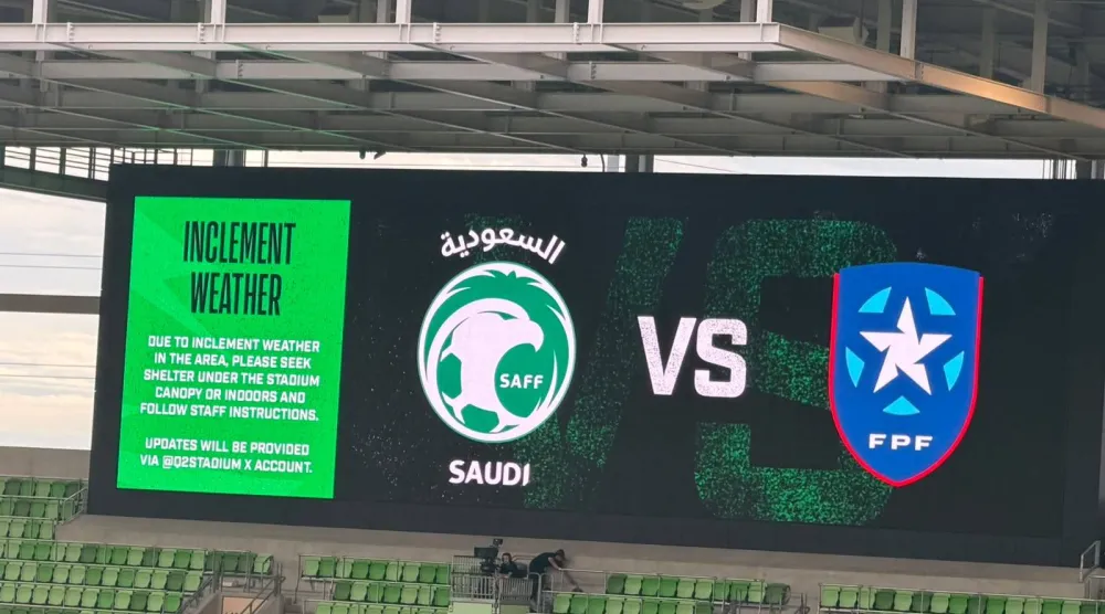 شاشة الملعب تـظهر توقف المباراة بين السعودية وبورتوريكو (سعد السبيعي)