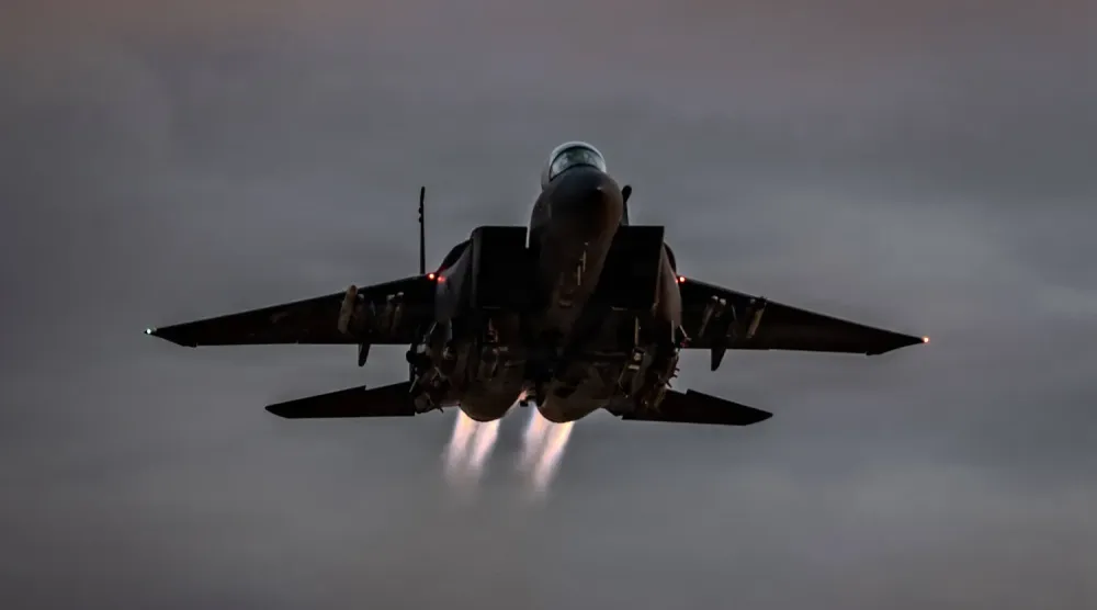 Ortadoğu'daki bir üsten havalanan bir ABD Hava Kuvvetleri F-15E Strike Eagle savaş uçağı (Arşiv-ABD Ordusu)