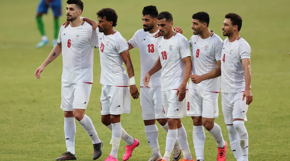 لاعبو منتخب إيران خلال مباراة غامبيا (رويترز)