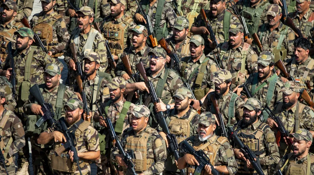 أفراد من «سرايا السلام» خلال مراسم تسليم أسلحتهم إلى قوات الدولة العراقية في سامراء شمال بغداد يوم 4 يونيو 2026 (أ.ب)