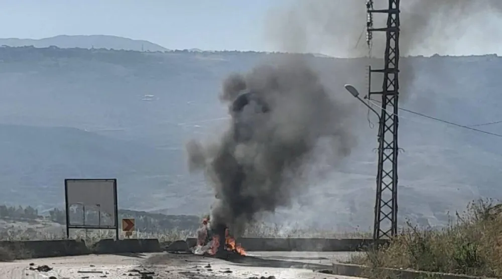 النيران تشتعل في سيارة عسكرية لبنانية تعرضت لاستهداف إسرائيلي في بلدة كفرتبنيت بجنوب لبنان (الجيش اللبناني)