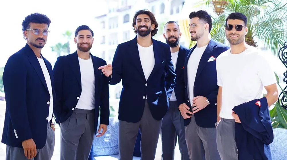 بعثة المنتخب الإيراني لدى مغادرتهم أنطاليا (أ.ف.ب)