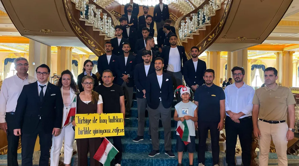 منتخب إيران يغادر تركيا متجهاً إلى المكسيك (رويترز) 