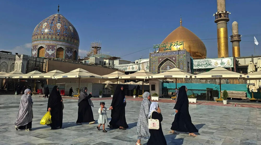 حجاج مسلمون يزورون مرقد العسكريين المقدس في سامراء شمال بغداد (أ.ف.ب)