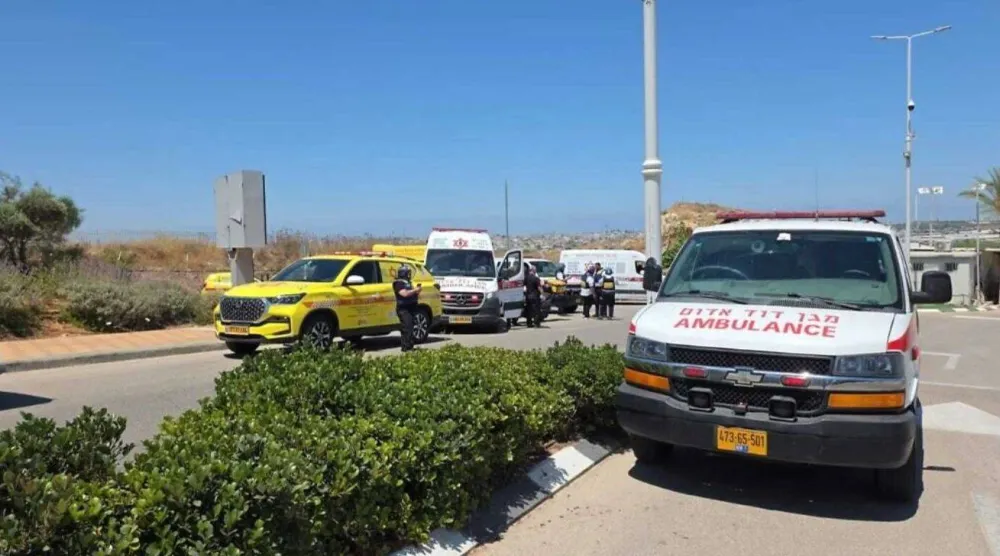 عناصر من الشرطة والإسعاف في موقع الحادث بالضفة الغربية (تايمز أوف إسرائيل)