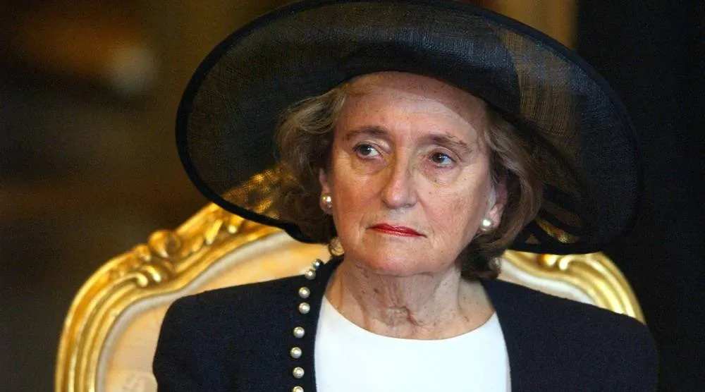 French First Lady Bernadette Chirac listens to a speech by Queen Elizabeth II at the Senate in Paris 06 April 2004, on the second day of a three-day state visit to mark the centenary of the Entente Cordiale, the colonial-era promise of cross-channel friendship between Britain and France. (AFP)