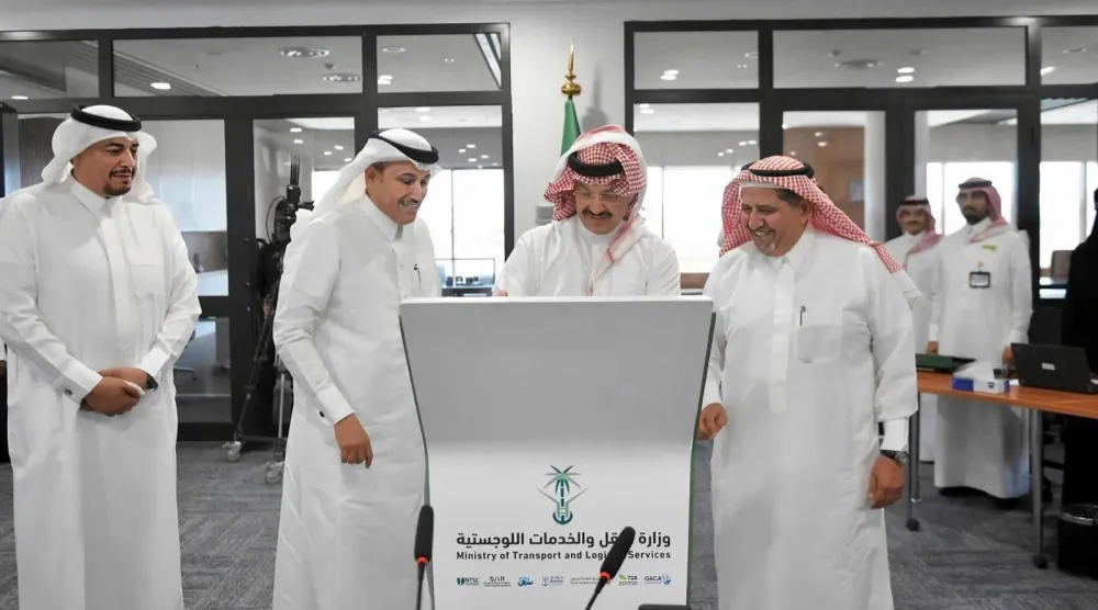 أمير منطقة عسير ووزير النقل والخدمات اللوجستية خلال تدشين المشروع (واس)