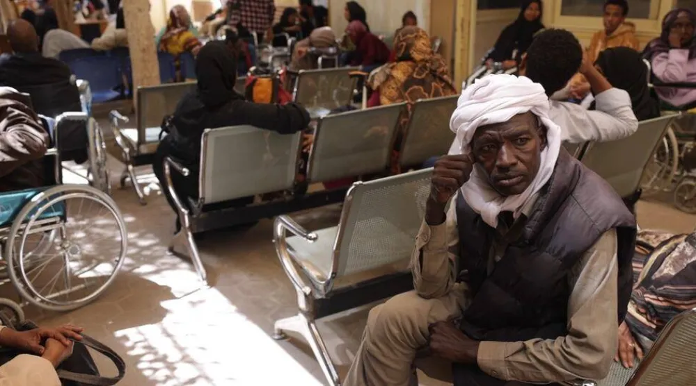 لاجئون سودانيون ينتظرون داخل مركز تسجيل تابع للمفوضية السامية للأمم المتحدة لشؤون اللاجئين (موقع مفوضية اللاجئين)