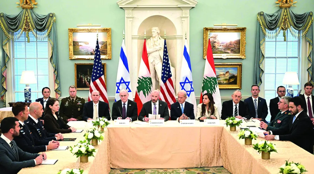 كبير موظفي وزارة الخارجية الأميركية دانيال هولر يتلو الاتفاق اللبناني - الإسرائيلي على وقف النار وبجانبه من اليسار السفير الأميركي لدى لبنان ميشال عيسى والسفيرة اللبنانية في واشنطن ندى حمادة معوض والسفير اللبناني السابق سيمون كرم ومن اليمين السفير الإسرائيلي لدى الولايات المتحدة يحيئيل ليتر ونائب مستشار الأمن القومي يوسي درازنين إلى جانب مفاوضين آخرين في مقر وزارة الخارجية بواشنطن العاصمة (أ.ف.ب)