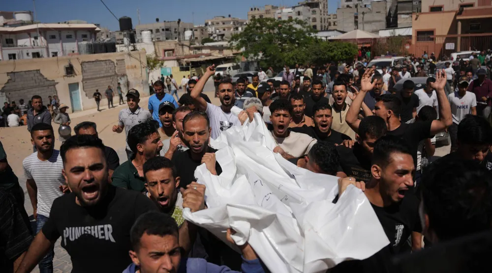 فلسطينيون يشيعون جثمان أحد ضحايا غارة جوية إسرائيلية في خان يونس جنوب غزة الأحد (أ.ب)