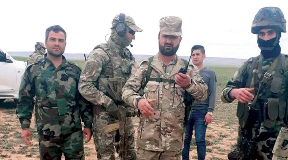 قائد «الفرقة 25» بالجيش السوري سابقاً سهيل الحسن برفقة قوات روسية في 21 مارس 2021 (إعلام روسي)