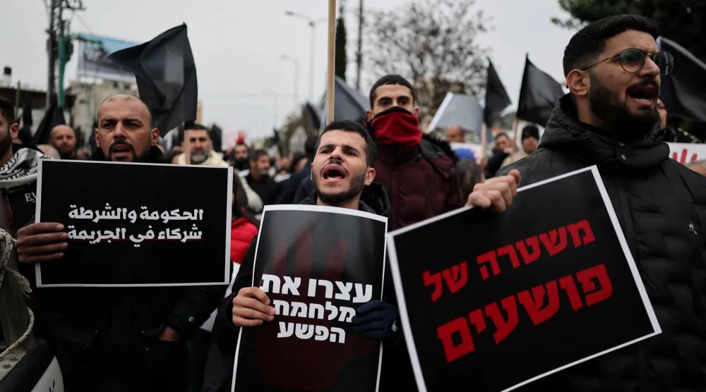 مواطنون عرب محتجون على انتشار الجريمة بالبلدات العربية خلال مظاهرة في سخنين شمال إسرائيل يناير الماضي (رويترز)
