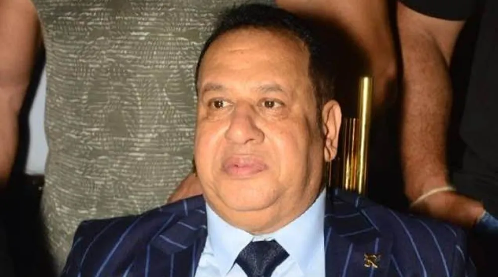 صبري نخنوخ وخلفه حراس شخصيون (صفحته على فيسبوك)