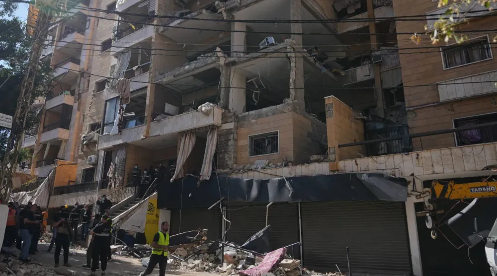 Beyrut'un güney banliyölerinde İsrail bombardımanının hedef aldığı bölgede sivil savunma personeli (AP)