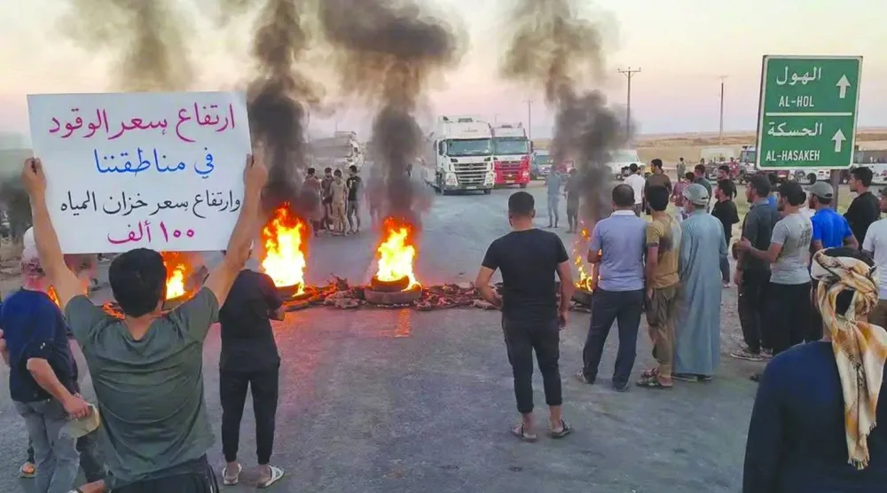 
تجمع احتجاجي للأهالي على طريق الهول ــ الحسكة أمس (مرصد الحسكة) 
