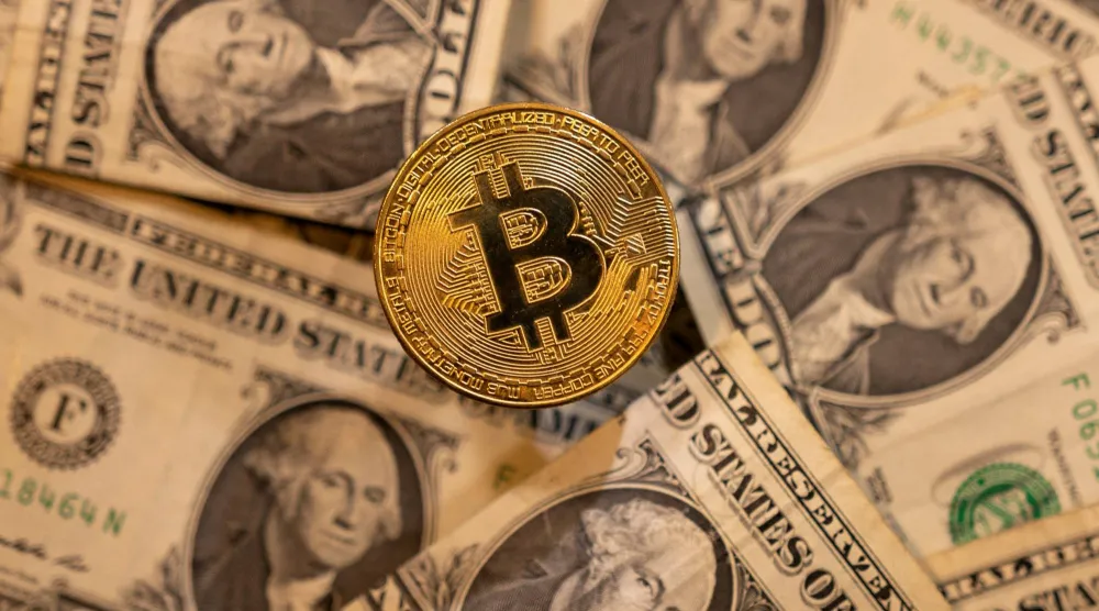 تمثيل لعملة اليتكوين الرقمية على أوراق نقدية من فئة الدولار الأميركي (رويترز)