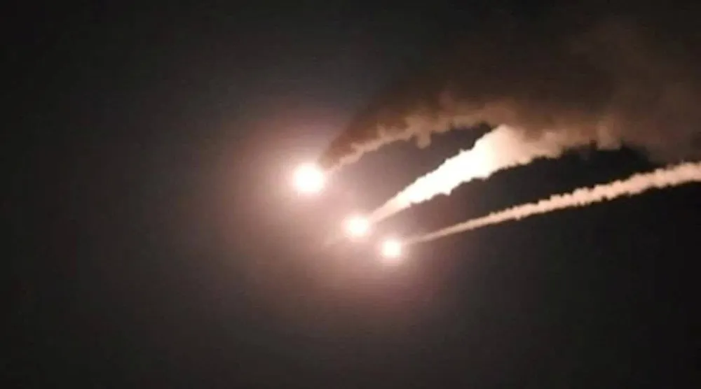 إيران تطلق صواريخ باتجاه إسرائيل في موقع غير معروف في صورة ثابتة مأخوذة من مقطع فيديو نُشر 7 يونيو (رويترز)