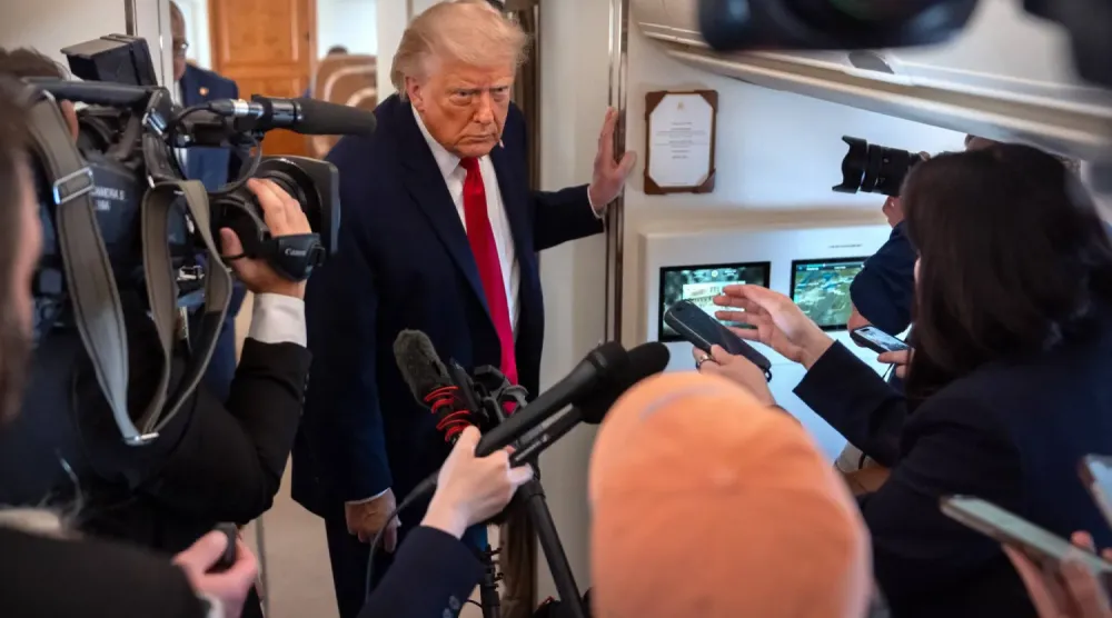 ABD Başkanı Donald Trump, Andrews Hava Kuvvetleri Üssü'nden Wisconsin'e yapılan uçuş sırasında Air Force One uçağında gazetecilere açıklama yapıyor... 5 Haziran 2026 (AP)