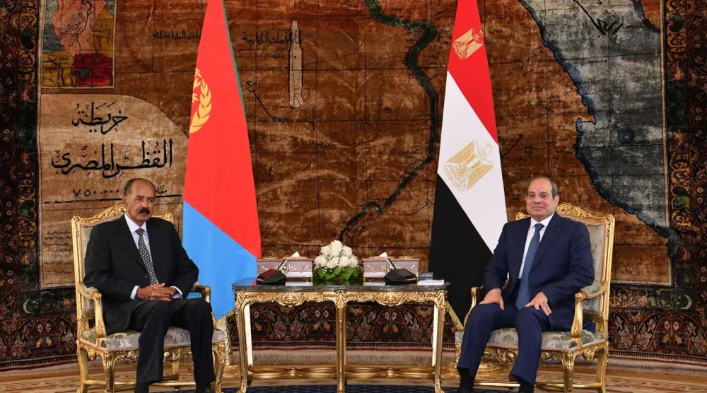 الرئيس المصري عبد الفتاح السيسي مستقبلاً نظيره الإريتري في القاهرة يوم الاثنين (الرئاسة المصرية)