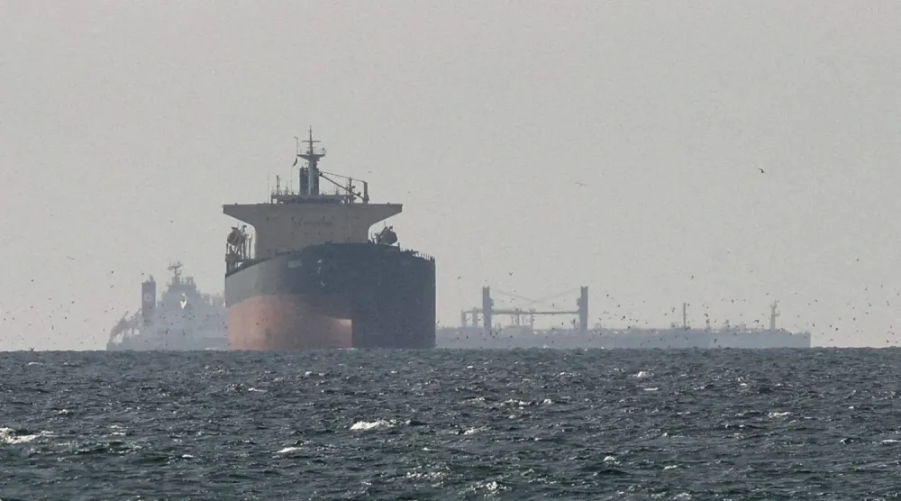 Petrol tedarikinde devam eden kriz ortamında kargo gemileri Hürmüz Boğazı yakınlarında Körfez'de seyrediyor (Reuters)