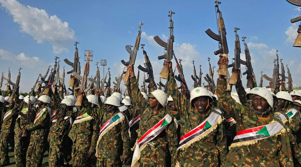 عناصر من «المقاومة الشعبية السودانية المسلحة» الموالية للجيش خلال عرض عسكري في ولاية القضارف شرق السودان يوم 20 مايو 2026 (أ.ف.ب)