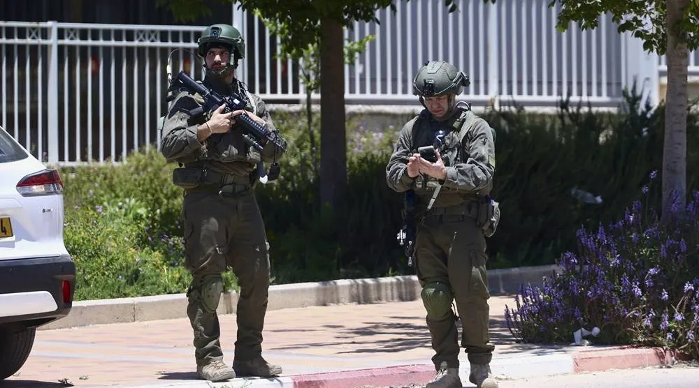 07 June 2026, Israel, Tzur Yitzhak: Israeli Security forces inspect the scene of a shooting attack in the town of Tzur Yitzhak in central Israel near the occupied West Bank border. (dpa)