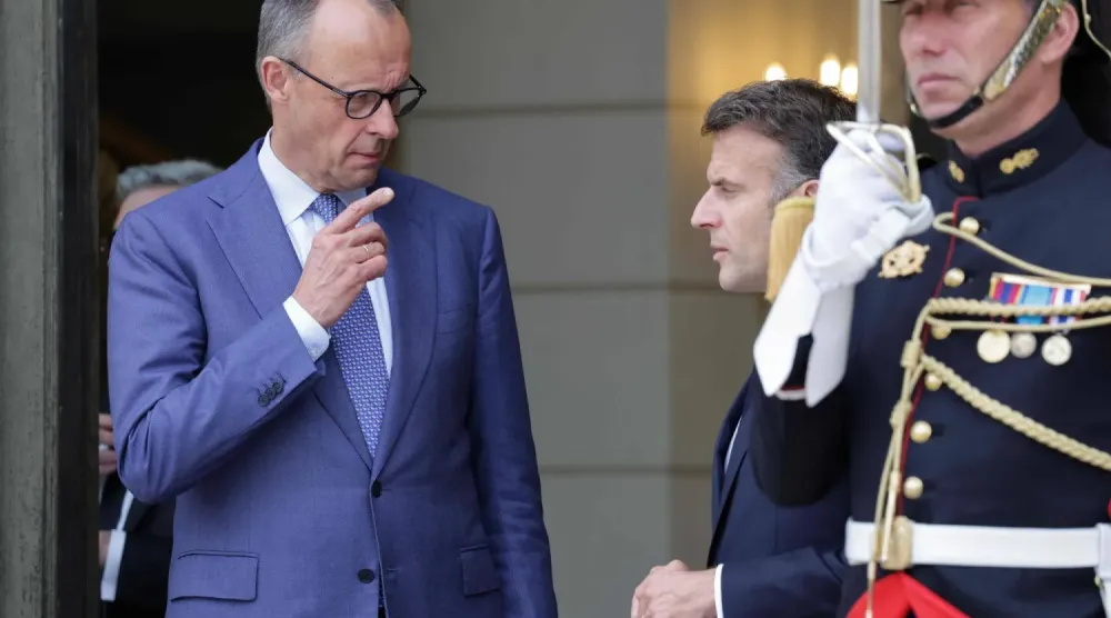 Macron ve Mertz, 17 Nisan'da Paris'te düzenlenen Hürmüz Boğazı'nın güvenliğinin sağlanmasına ilişkin zirvenin oturum aralarında (AFP)