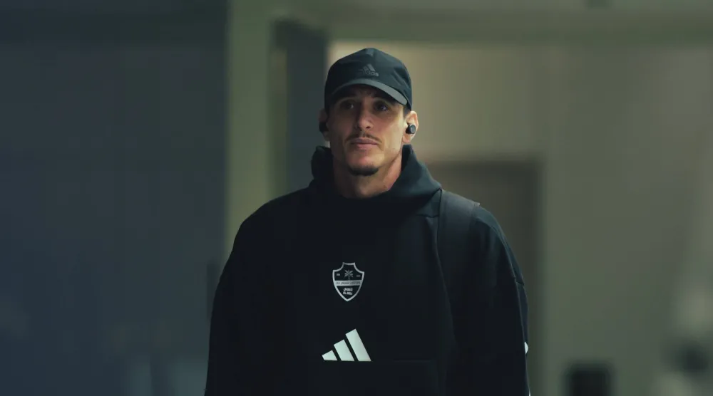 مدافع الأهلي قال إن الجماهير السعودية تعشق كرة القدم بشكل كبير (الدوري السعودي)