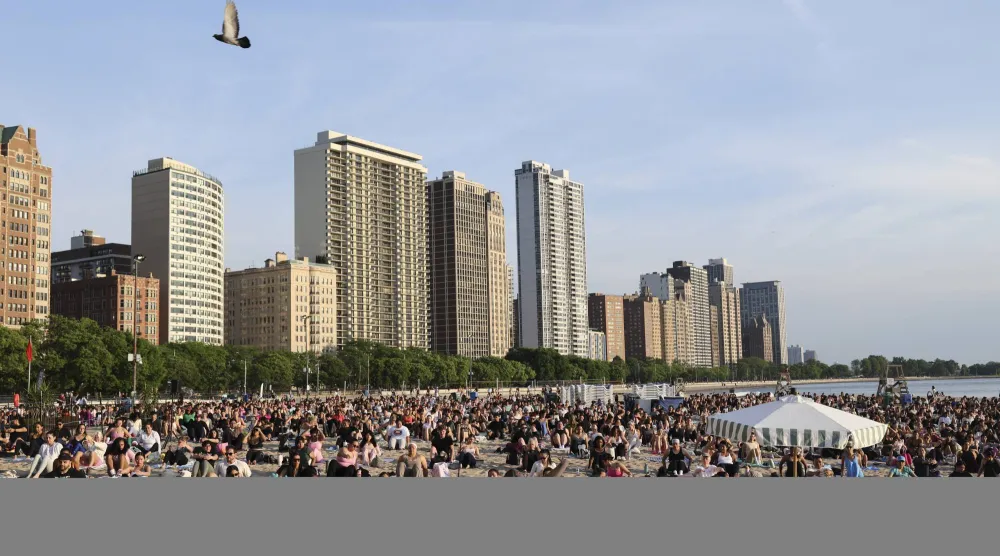 مئات الأشخاص تجمّعوا لحضور حصة يوغا عامة في الصباح الباكر على شاطئ أوك ستريت المطل على بحيرة ميشيغان في شيكاغو بالولايات المتحدة 6 يونيو 2026 (د.ب.أ)