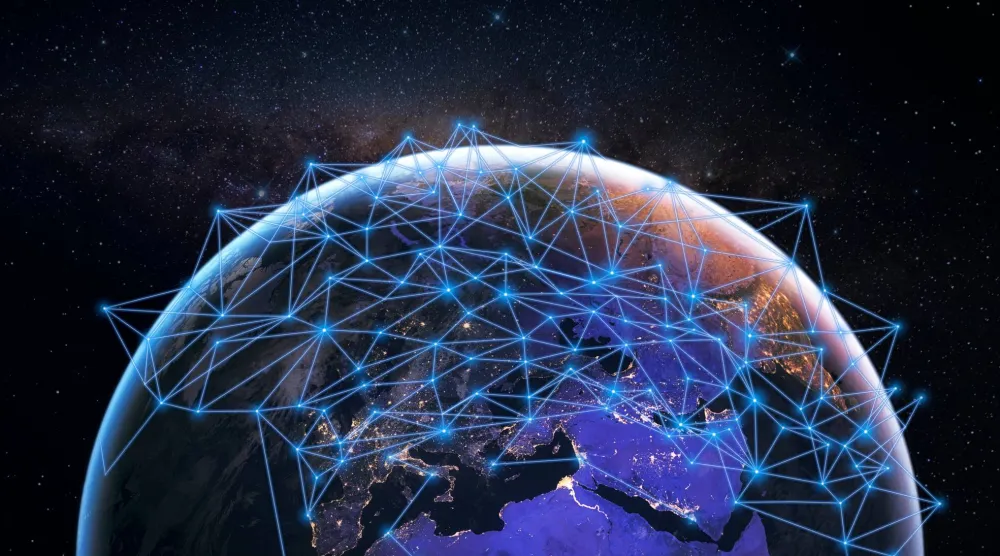 السيادة الرقمية في السعودية لم تعد ترتبط بمكان تخزين البيانات فقط بل بالتحكم في البنية التحتية والنماذج والعمليات (شاترستوك)