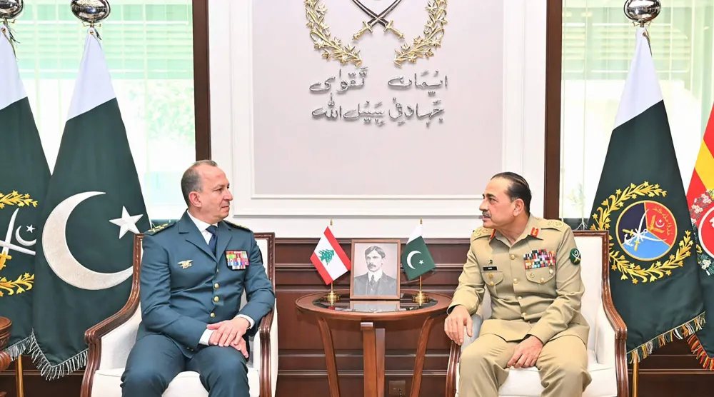 منير وهيكل خلال لقائهما في باكستان اليوم (أ.ف.ب)