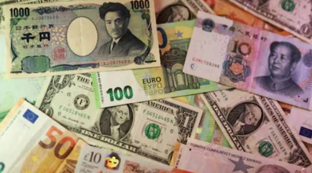 أوراق نقدية من العملات العالمية (رويترز)