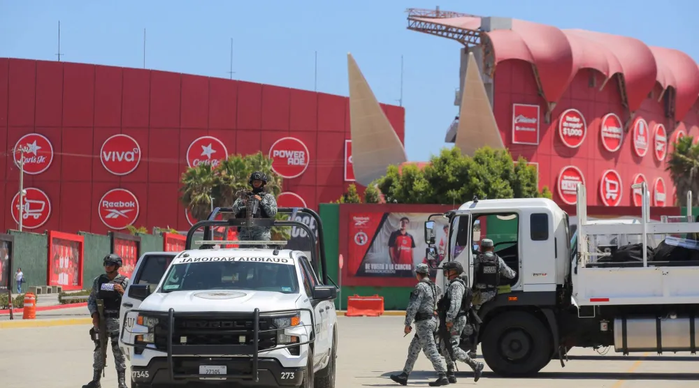 منتخب إيران يتدرب وسط إجراءات احترازية أمنية عالية (رويترز)