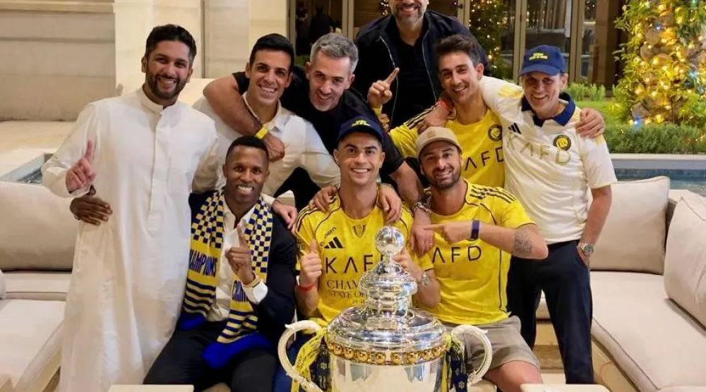 محمد الخريجي ورونالدو يحتفلان مع مسؤولي النصر بلقب الدوري السعودي (حساب الخريجي على إكس)