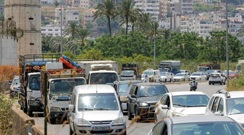 السيارات تنتظر في زحام المرور بينما يسعى الناس الفارون من مدينة صور في جنوب لبنان بعد تحذير إسرائيل من الإخلاء إلى اللجوء إلى صيدا الواقعة شمالاً 9 يونيو 2026 (أ.ف.ب)