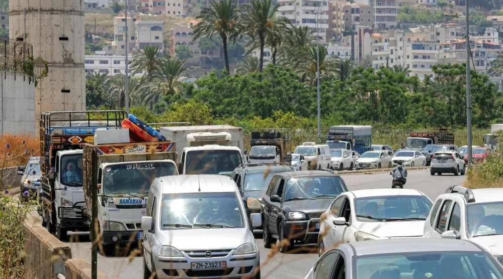  İsrail'in tahliye uyarısının ardından Lübnan'ın güneyindeki Sur kentinden kaçan insanlar, kuzeydeki Sayda kentine sığınırken, araçlar trafik sıkışıklığında bekliyor, 9 Haziran 2026 (AFP)
