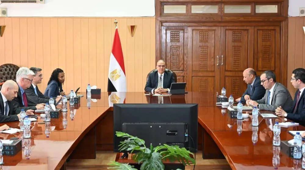 وزير الري المصري خلال اجتماعه مع وفد البنك الدولي في القاهرة الثلاثاء (صفحة وزارة الري على «فيسبوك»)